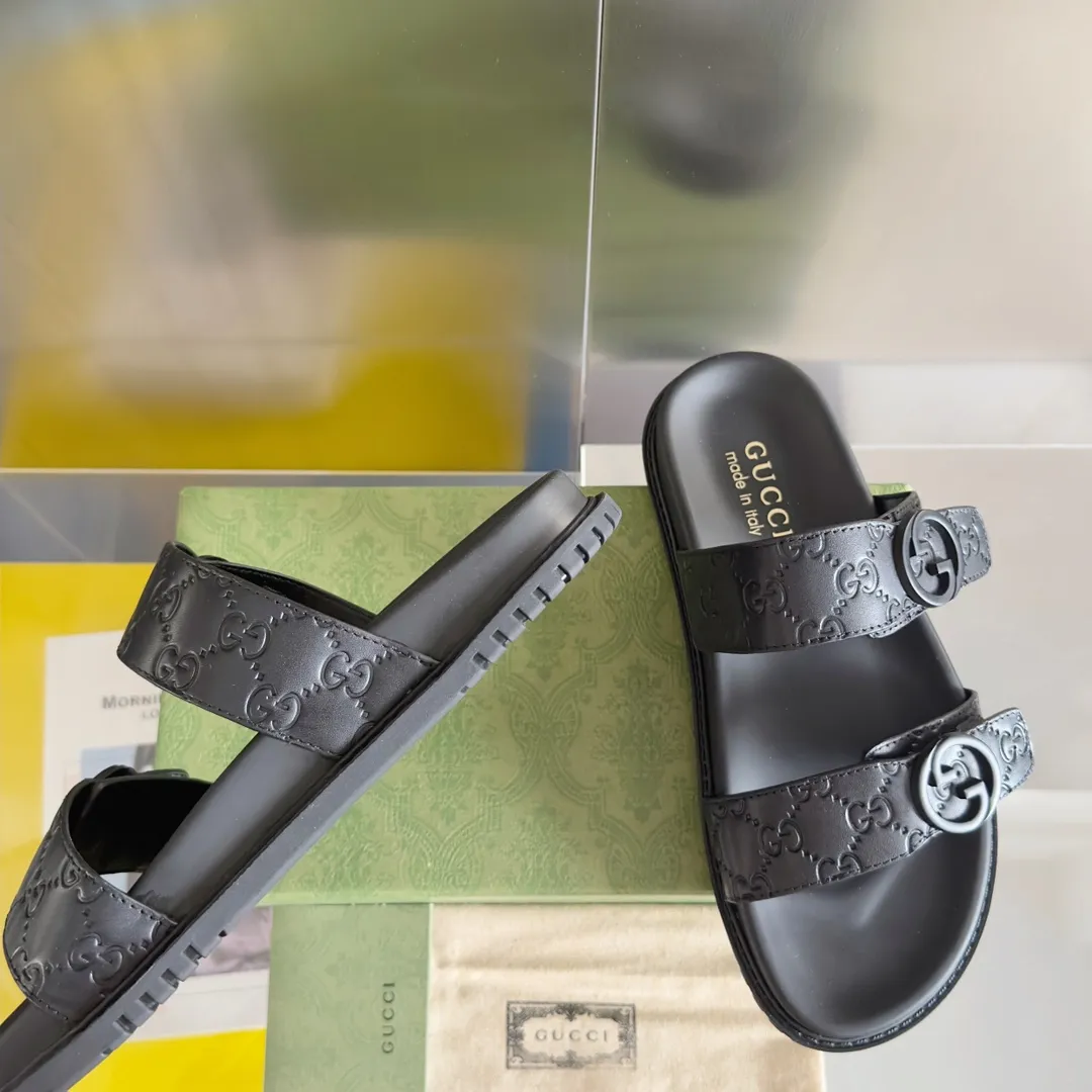 [G Home] Men's Men's Shoes💰: 300💰Size: 38-45 🆕2024Gucci Gucci Summer New Style Double G Presbyopia Flip-flops Cross Sandals Thick Sole Slippers Beach Shoes Original Purchase and Development Production G family's 2024 new summer dark horse items, fashion bloggers at home and abroad have put on the show, and it has become popular on social platforms at home and abroad. Fashionistas must pay for it, and they spend a lot of money to create ingenious craftsmanship and accurately restore every detail. Exquisite packaging at the delivery counter🛍📦 ▪️ Fabric: Original imported double G presbyopic leather ▪️ Lining: Original imported leather ▪️ Sole: Original open molded T men's shoes 💰U outsole ▪️ Bottom thickness: 3CM